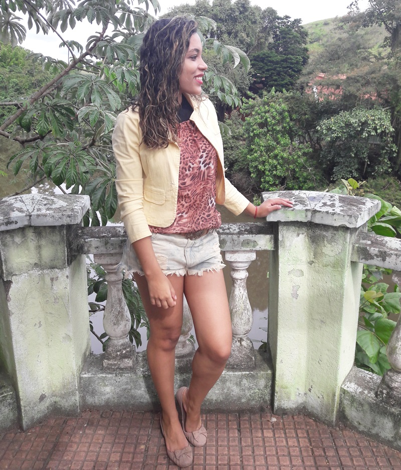 LOOK COM SHORT JEANS E BLAZER