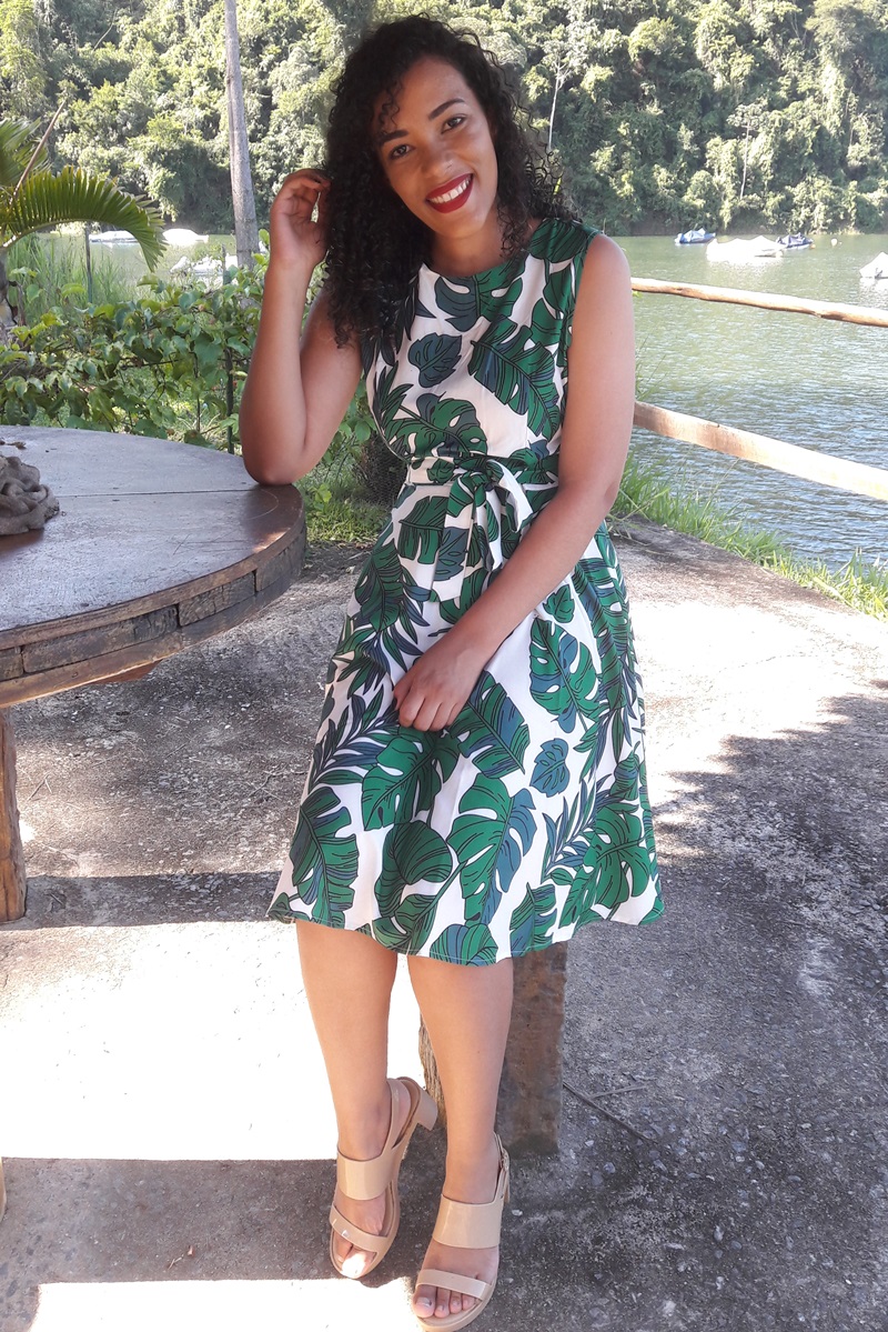 Vestido midi com estampa tropical look do dia