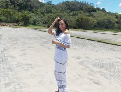 LOOK VESTIDO BRANCO EM TRICÔ OMBRO A OMBRO