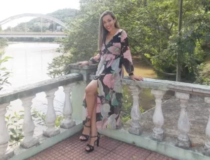 VESTIDO ESTAMPADO COM FENDA E MANGA LONGA