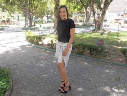 LOOK DO DIA SAIA LISTRADA E T-SHIRT DRESS – BLACK AND WHITE