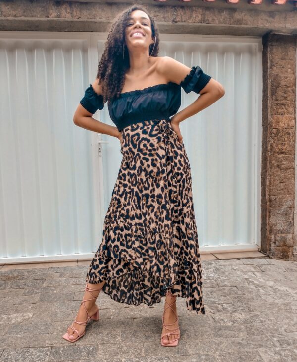 Look chique: Saia midi onça com babados e sandália vintage - Charme-se