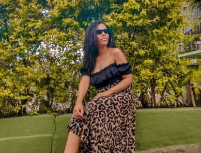 Look chique: Saia midi onça com babados e sandália vintage