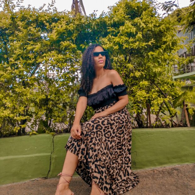 Look chique Saia midi onça com babados e sandália vintage