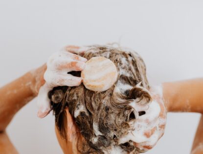 Lavar o cabelo: os benefícios de fazer rodízio de shampoo