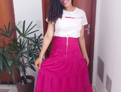 Look saia três marias pink e sandália holográfica com t-shirt