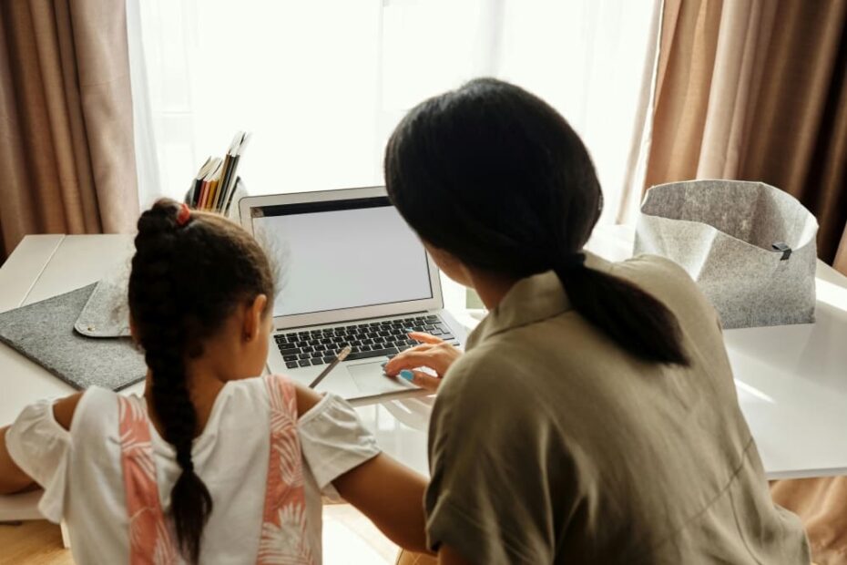 mãe e filha em frente ao computador Programação para crianças 5 vantagens de aprender tecnologia