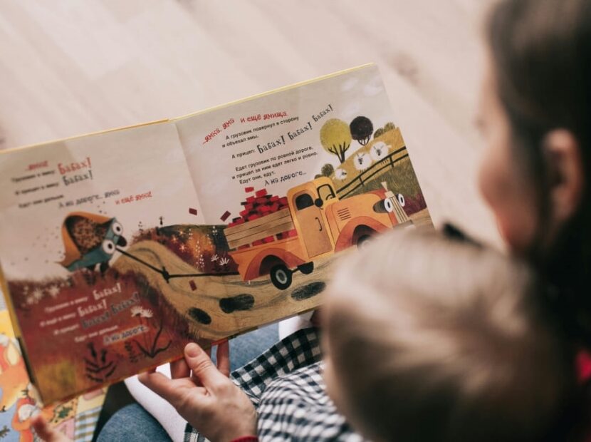 mãe lendo livros infantis para o seu filho