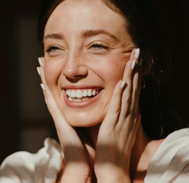 mulher sorrindo com beleza e bem-estar