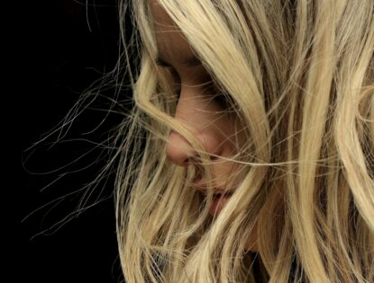 Cabelos Fortes na Menopausa: Guia Definitivo para Saúde Capilar