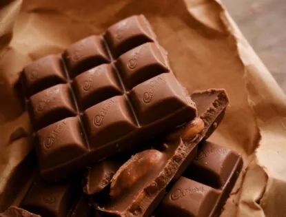 Chocolate causa acne e espinha? Dermatologista explica