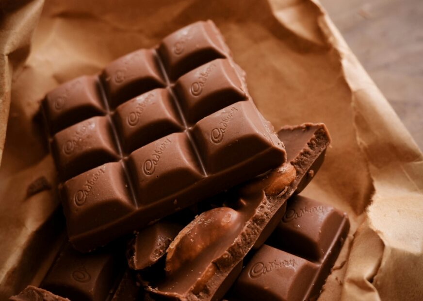Chocolate causa acne e espinha Dermatologista explica