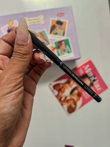 lapiseira delineadora preta vult UAUBox de Abril com tema Pets veio cheia de carinho e autocuidado