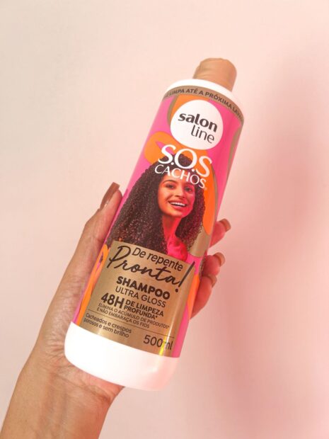 Cabelo hidratado com a linha De repente pronta da Salon Line