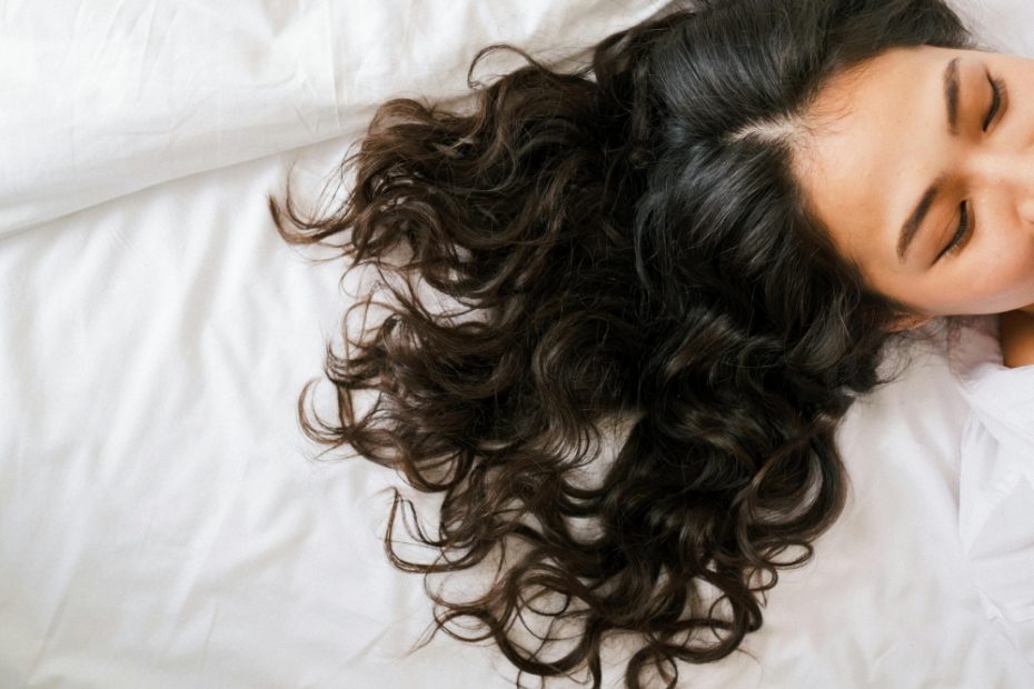 Touca de Cetim Para que Serve e Quais os Benefícios para o Cabelo