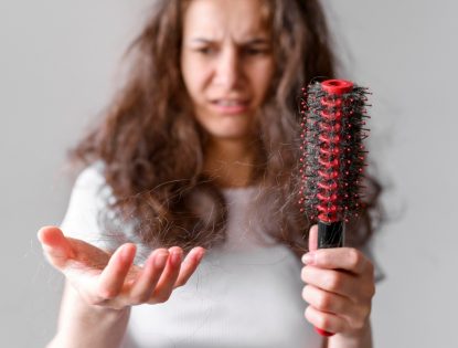 Queda de cabelo no inverno exige cuidados redobrados
