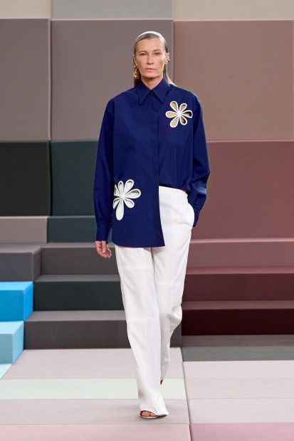 Fendi apresenta coleção feminina e masculina Primavera/Verão flores azul 