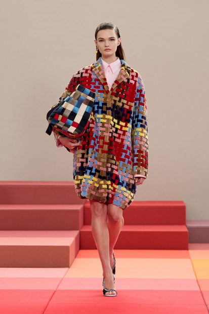 Fendi apresenta coleção feminina e masculina Primavera/Verão casaco