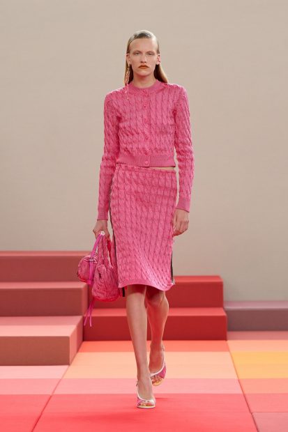 Fendi apresenta coleção feminina e masculina Primavera/Verão look rosa