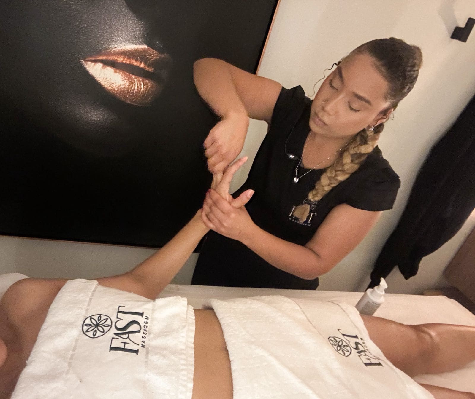 Fast Massagem: a massagem sem agendamento está democratizando o bem-estar massagista Rayssa