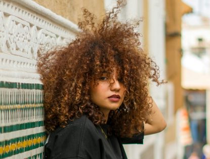 Cabelo Natural Não é Tendência, É Autonomia: Manifesto contra a Permissão Estética Cabelo Natural Não é Tendência, É Autonomia: Manifesto contra a Permissão Estética