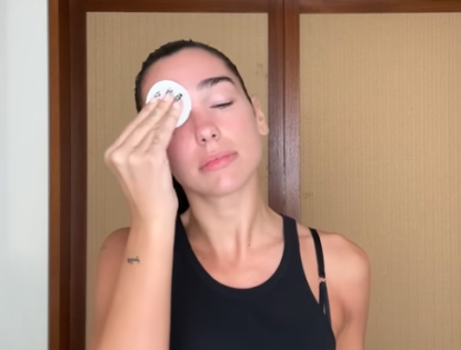 Dua Lipa revela segredo de skincare com produto que custa menos de R$60