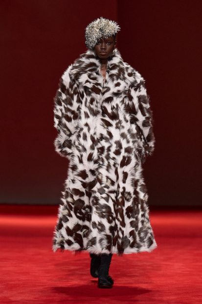Bottega Veneta desfila coleção apresentada por Louise Trotter