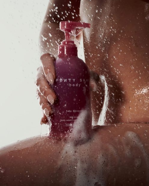 “Esse body wash é uma experiência sensorial do começo ao fim. A textura espessa, semelhante ao mel, desliza pela pele e cria a espuma mais luxuosa. Depois deixa a pele irresistivelmente perfumada e enche o banho com aromas incríveis.”