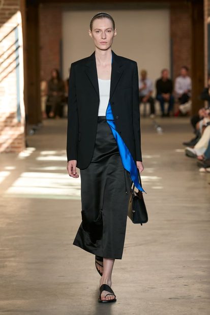 Calvin Klein Primavera 2027 desfile de Veronica Leoni