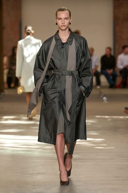 Calvin Klein Primavera 2027 desfile de Veronica Leoni