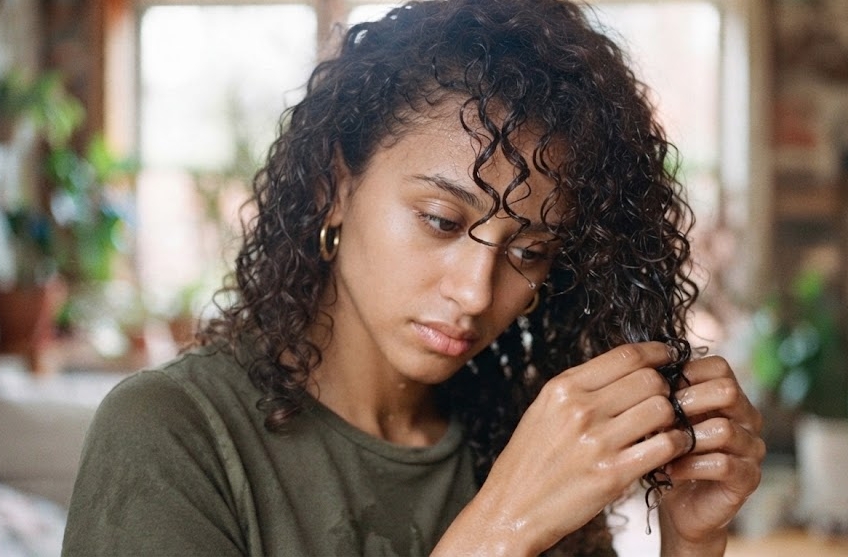 Cabelo sem definição: 7 cuidados que podem ajudar