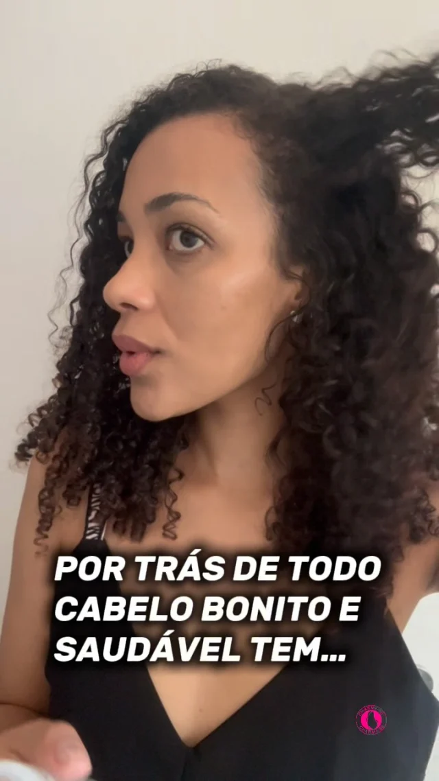 ✨Por trás de todo cabelo bonito e saudável tem… CUIDADO, DEDICAÇÃO e uma rotina que faz a diferença! 💆🏽‍♀️💖Se você ama seus cachos e quer aprender a cuidar deles de forma leve e prática, esse vídeo é pra você! 🌿✨📌 Assista até o final e descubra o segredo por trás da beleza natural dos fios!💻 Acesse a revista CHARME-SE e confira o melhor conteúdo para o seu autocuidado. 🦋#CharmeSe #CabelosCacheados #Autocuidado #RotinaCapilar #BelezaNatural #CachosPerfeitos #DicaDeBeleza #jornalismoindependente #revistadigital #autocuidadofemenino #pirai #piraí #voltaredondarj #barradopirai