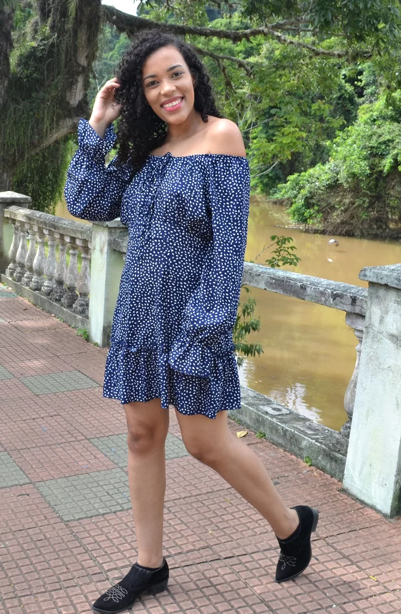 vestido ciganinha azul e modelo de bota feminina western