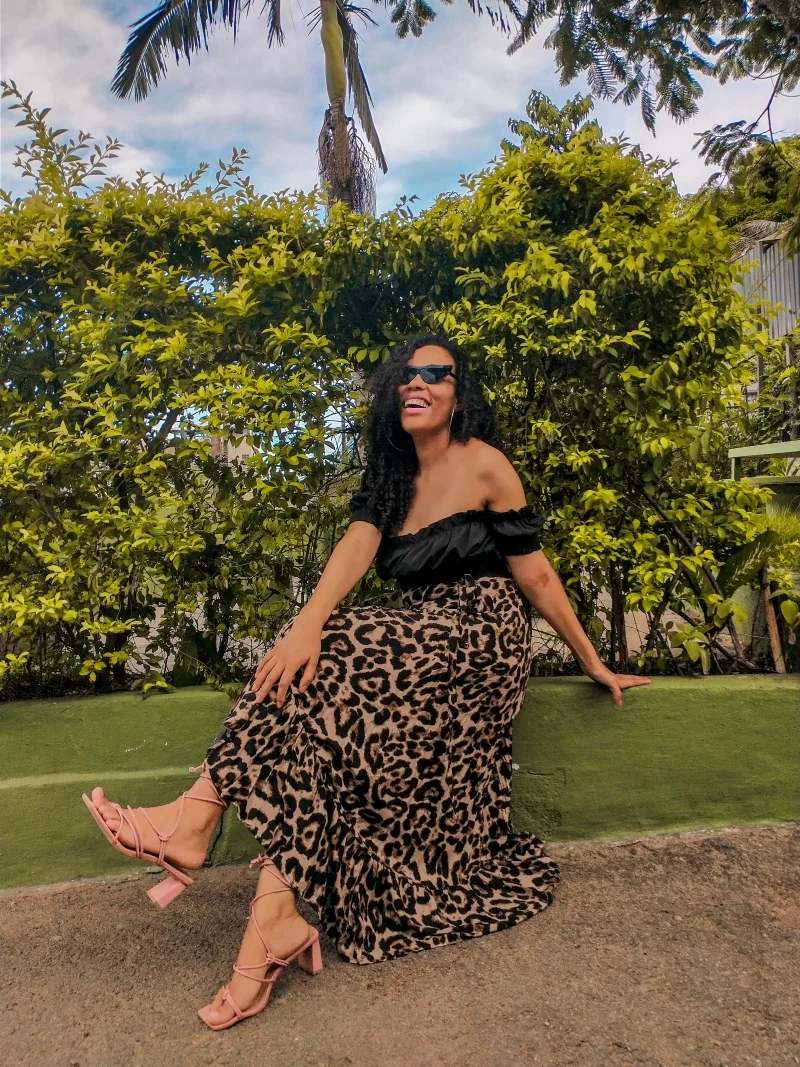 look para sair cropped com babados e saia transpassada onça