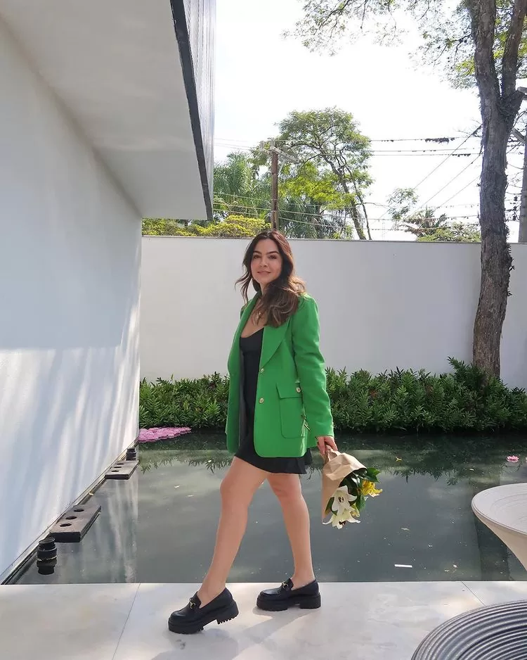 Look aeroporto chic com blazer e mocassim