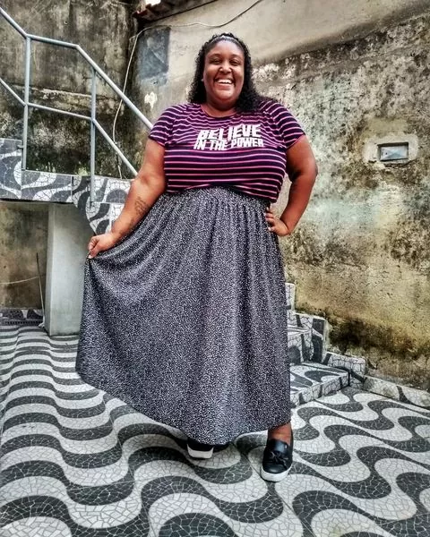 Look plus size casual saia midi e blusa básica 
