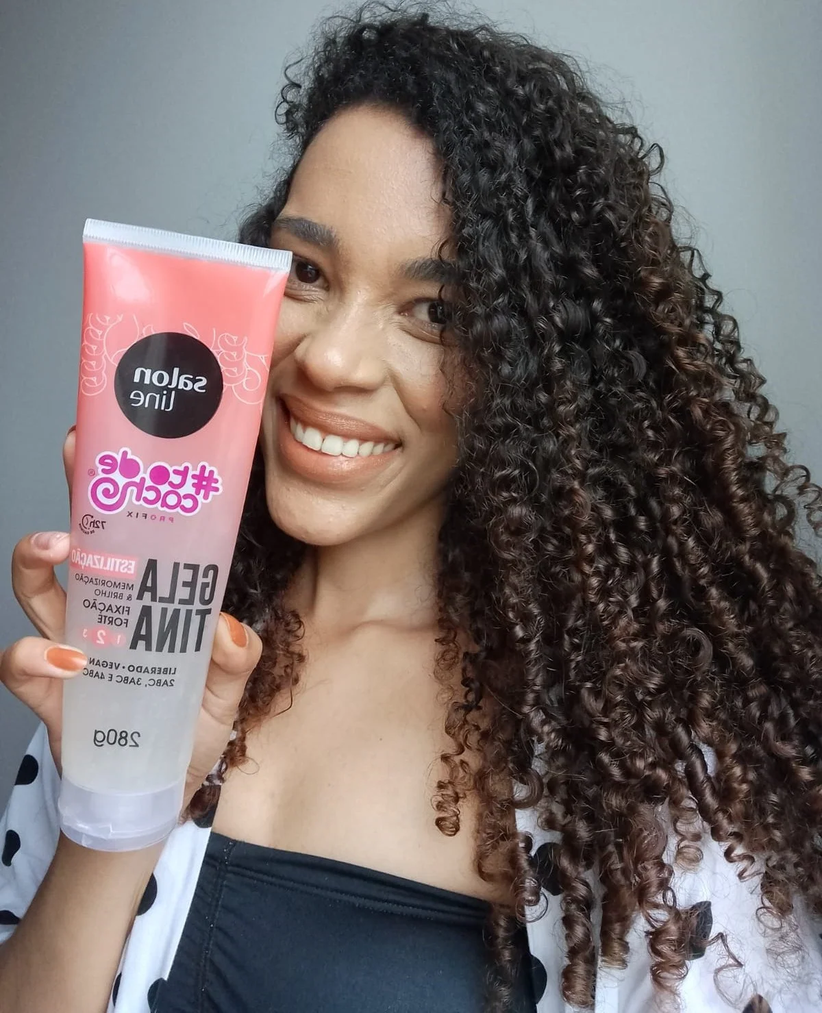 Cabelos definidos com gelatina de fixação Salon Line