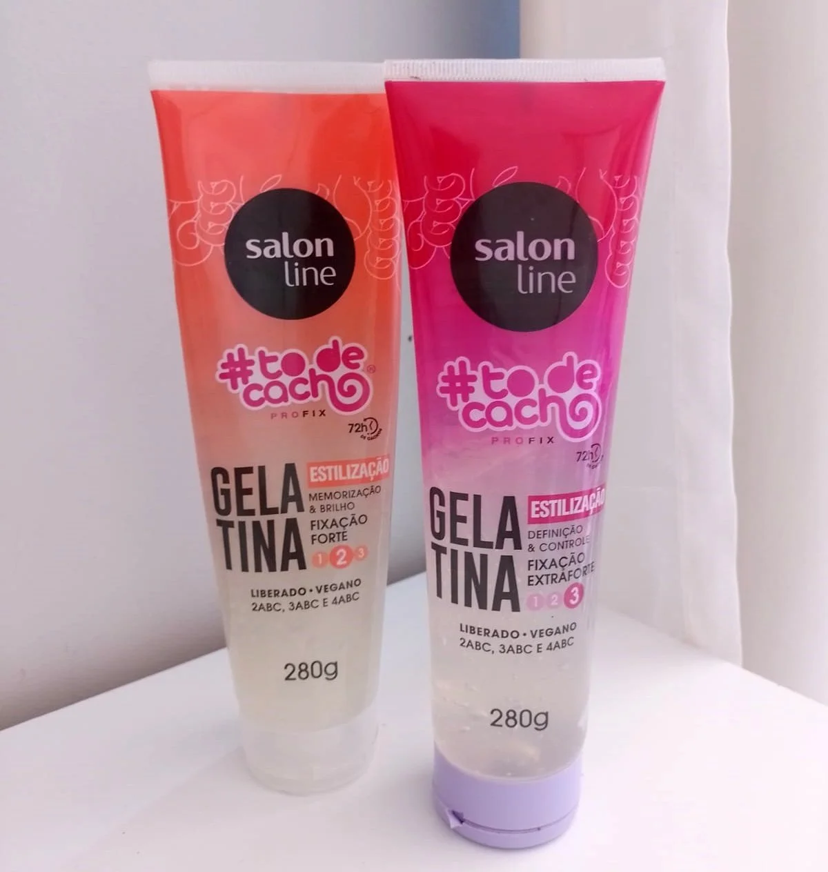 Cabelos definidos com gelatina de fixação Salon Line