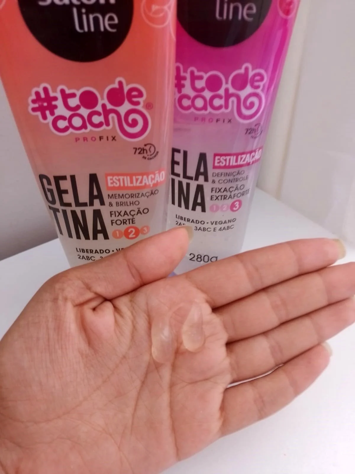 Cabelos definidos com gelatina de fixação Salon Line