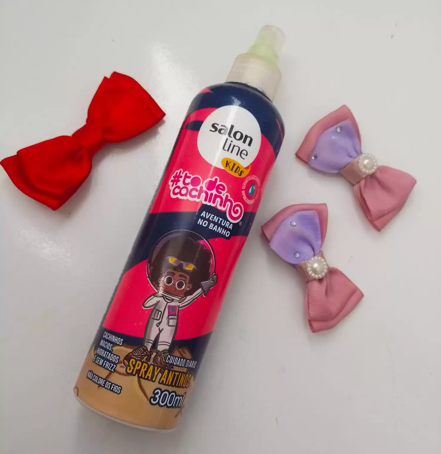 Cabelo de criança cuidando com spray antinós Salon Line Kids
