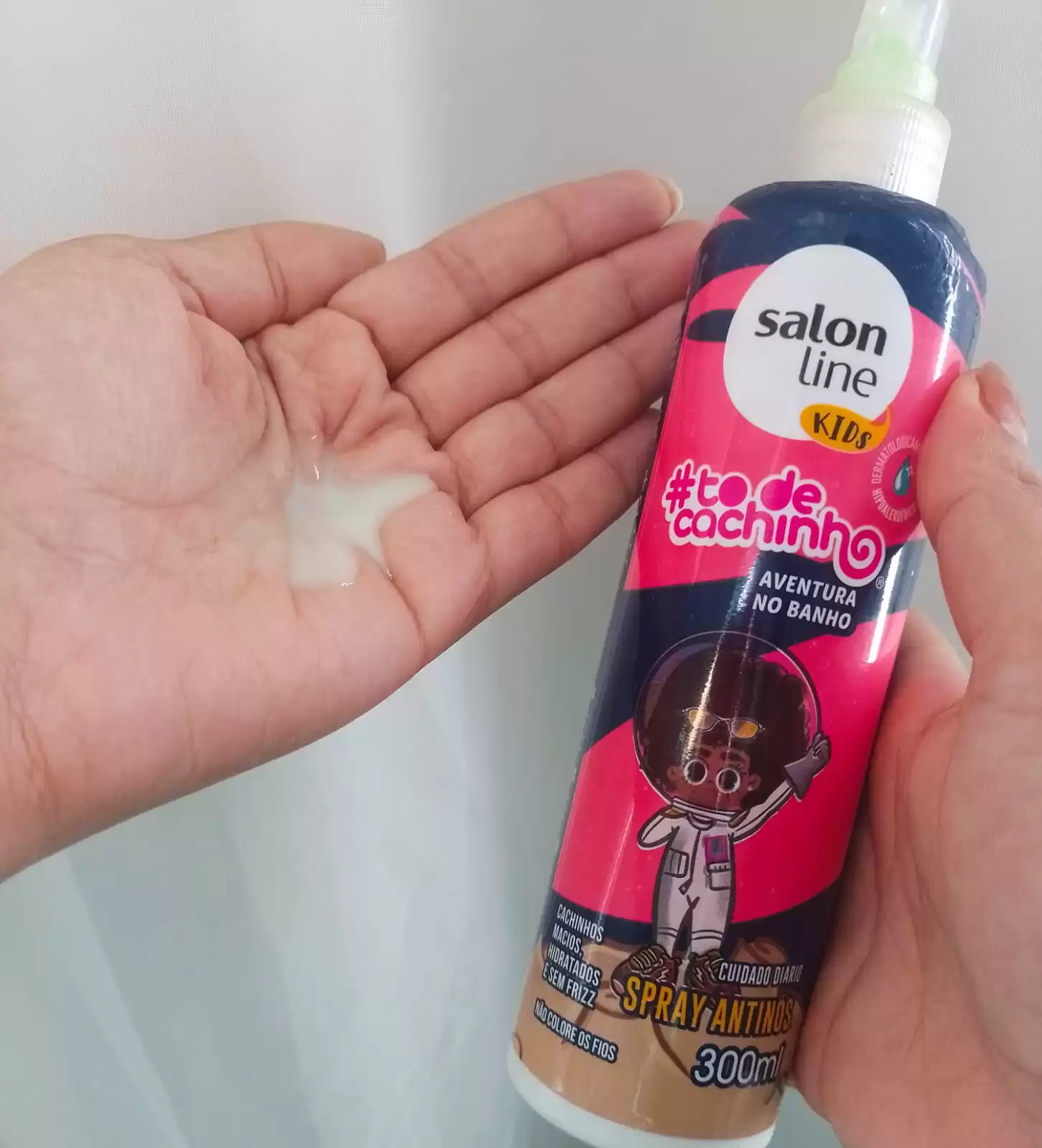 Cabelo de criança cuidando com spray antinós Salon Line Kids