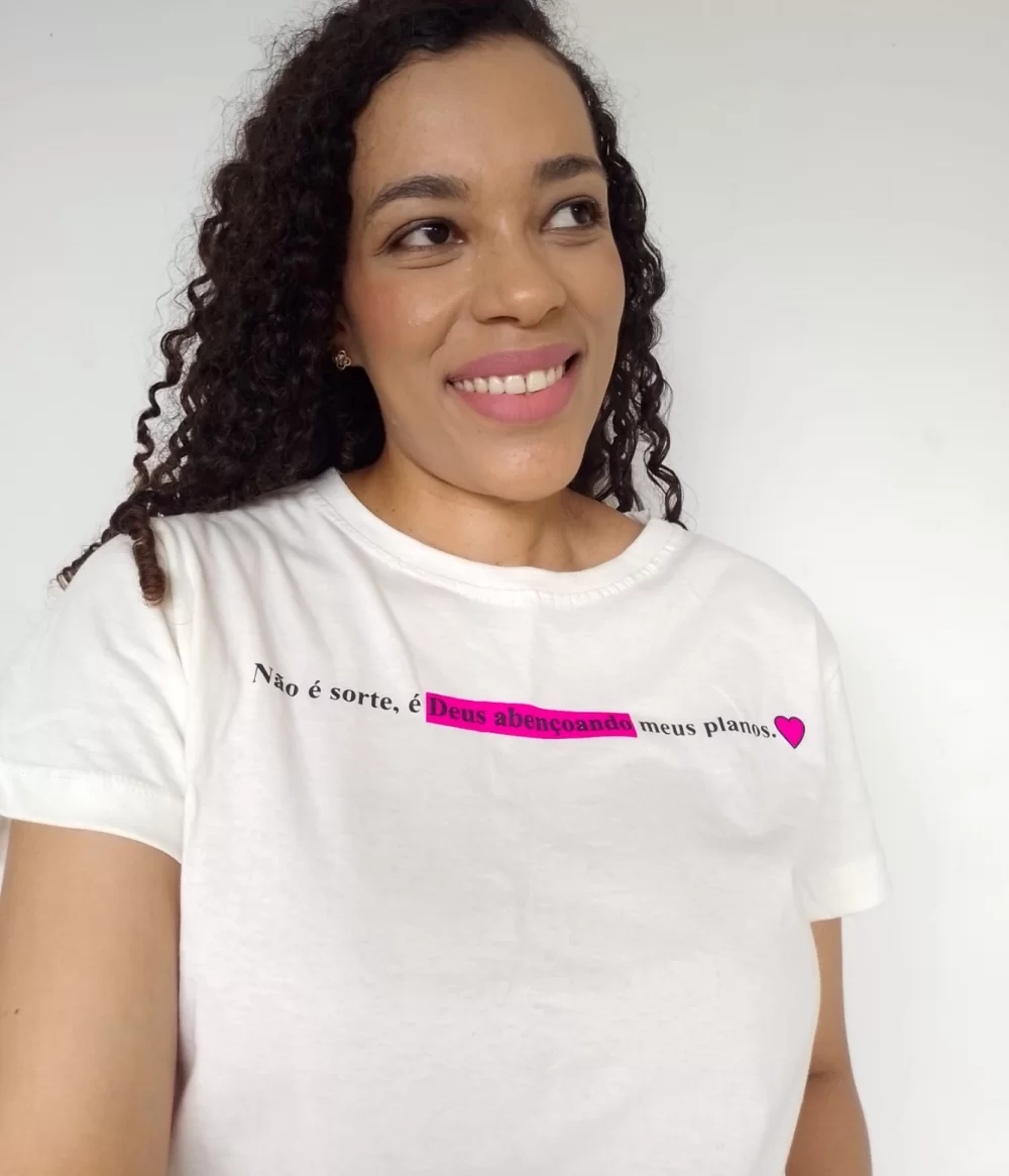 Look saia três marias pink sandália holográfica com t-shirt