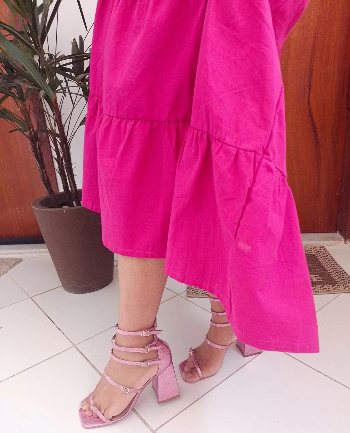 Look saia três marias pink e sandália holográfica com t-shirt
