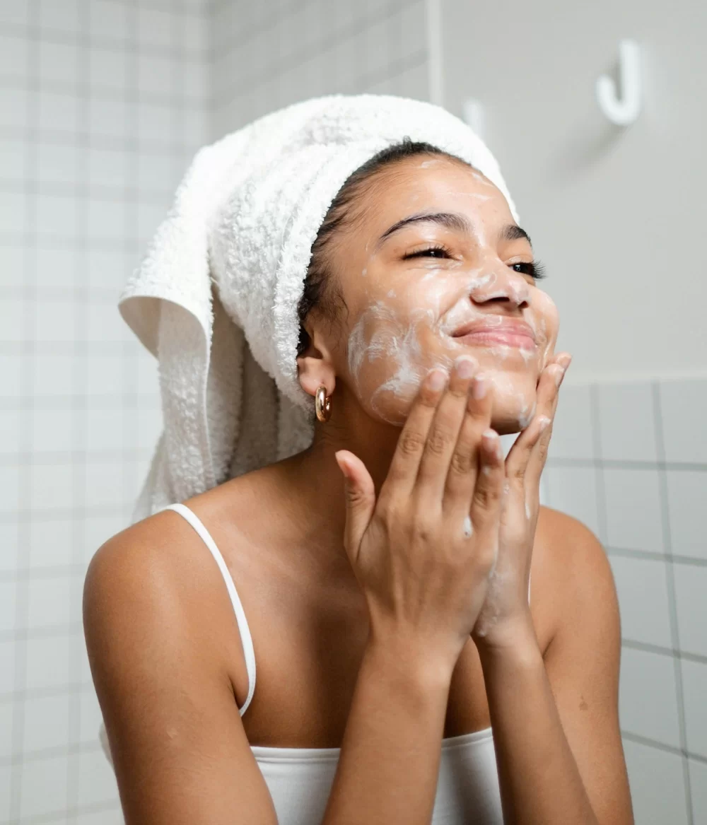 mulher negra aplicando Produtos de skincare baratos que vão facilitar o seu autocuidado