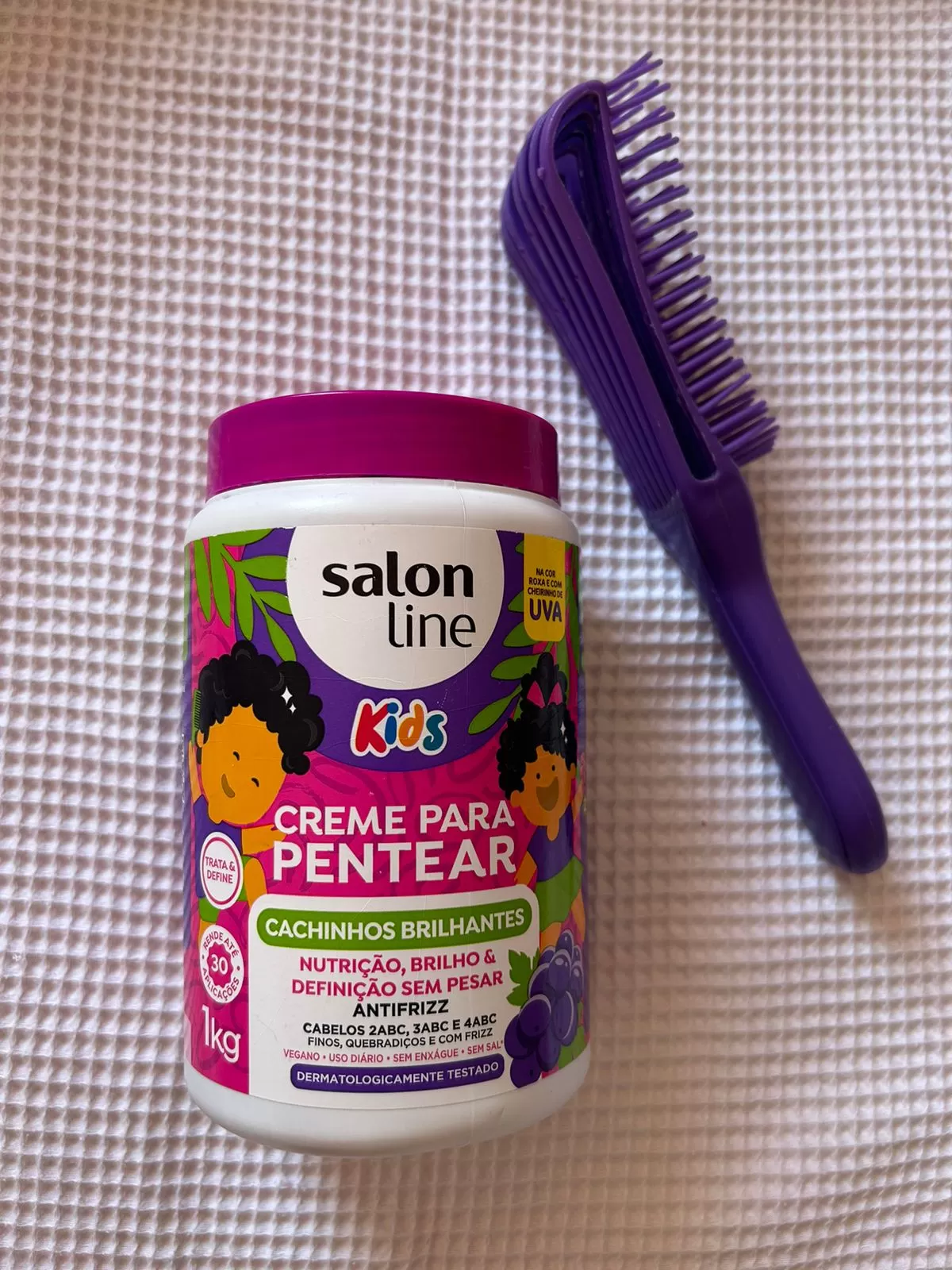 creme para pentear de uva da Salon Line e escova polvo