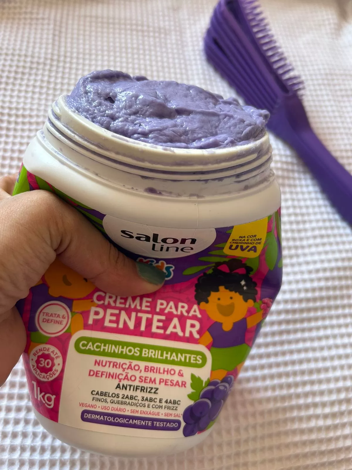 consistência firme do creme para pentear de uva salon line