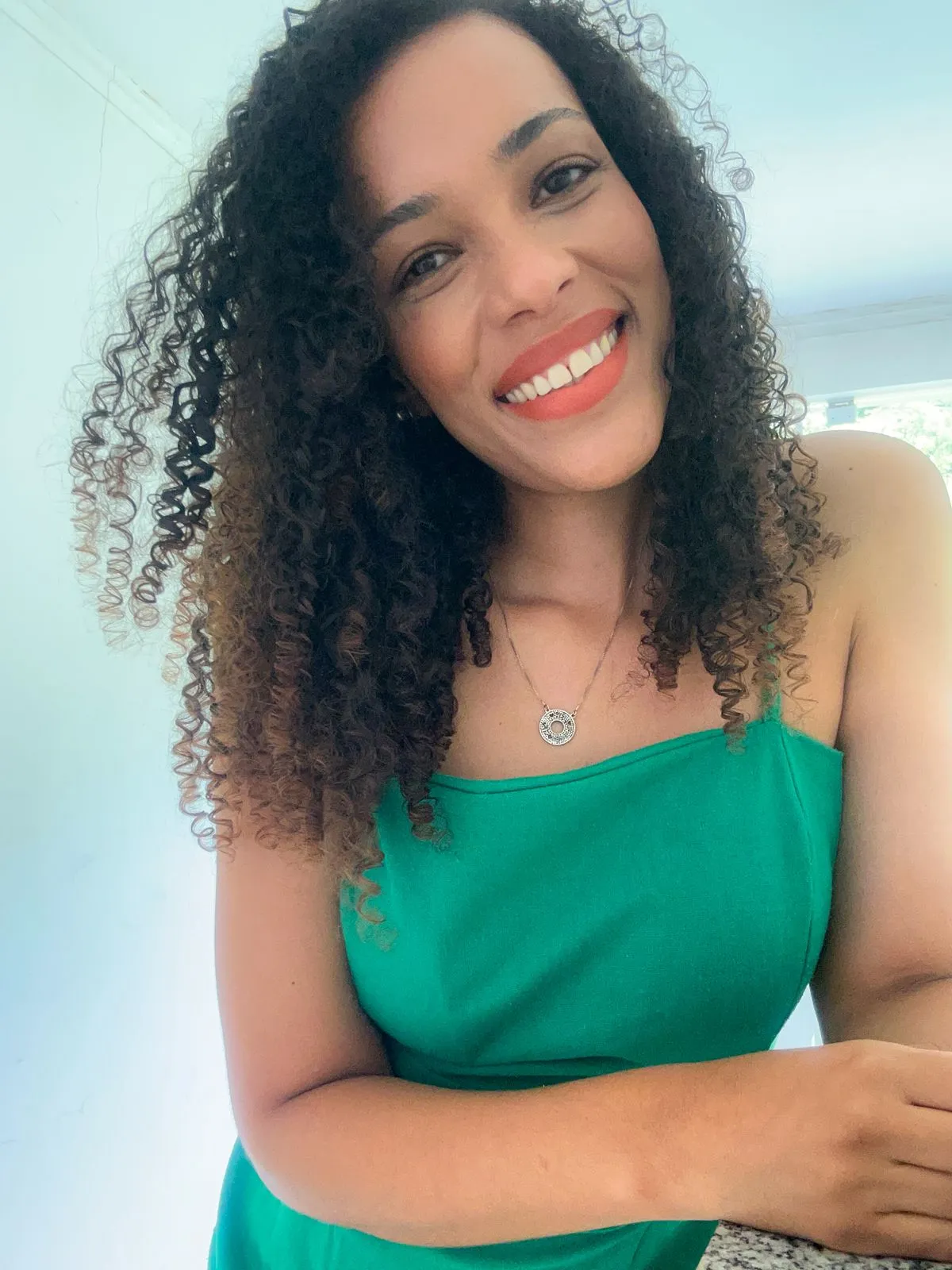 Como cortar o cabelo cacheado em U em casa