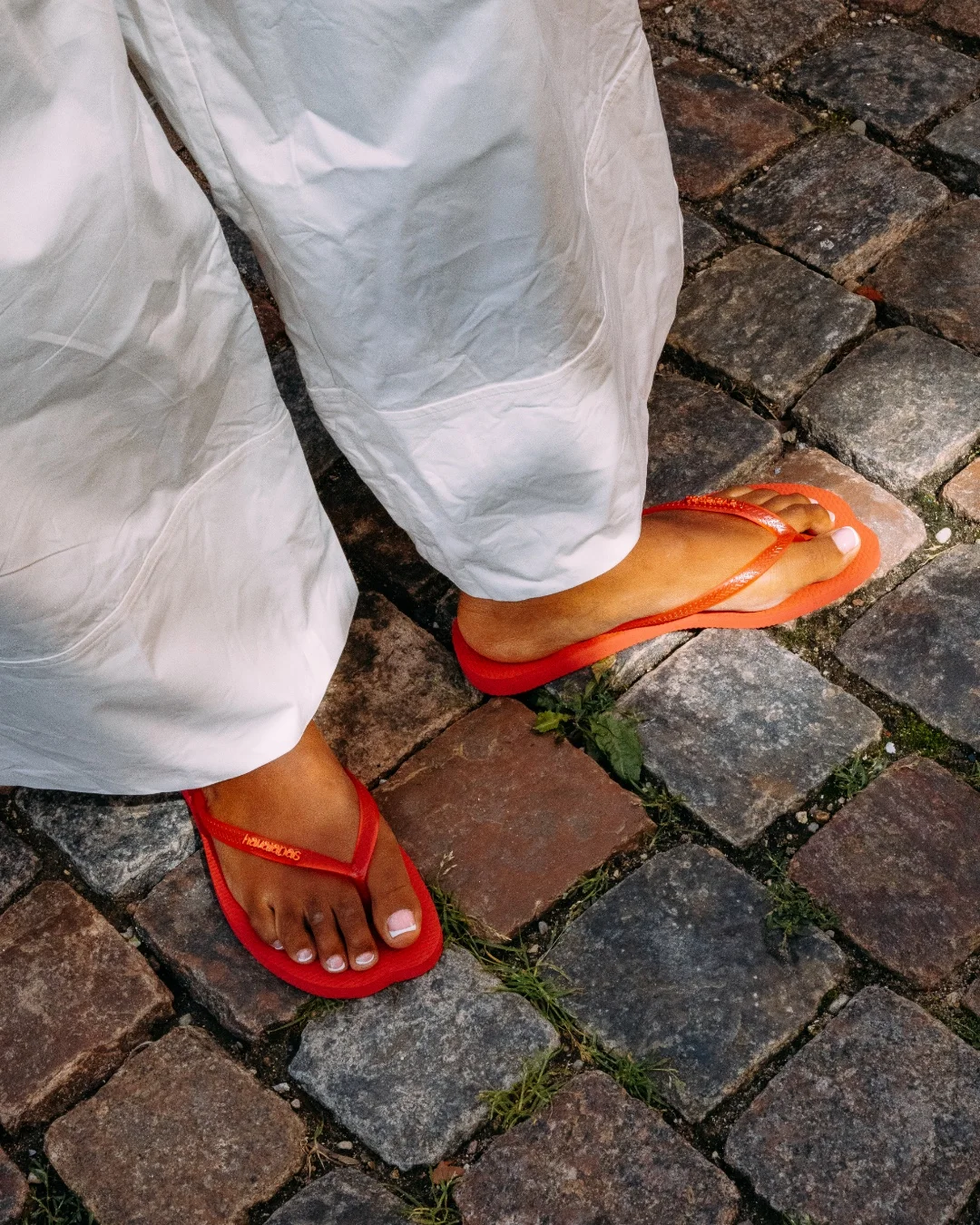 Havaianas lança sandália com tiras jelly e base curva a Slim Split