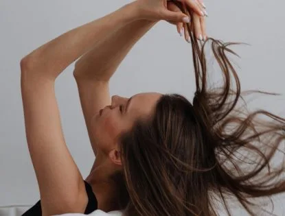 Saúde capilar em risco: esse é o maior vilão dos fios no verão