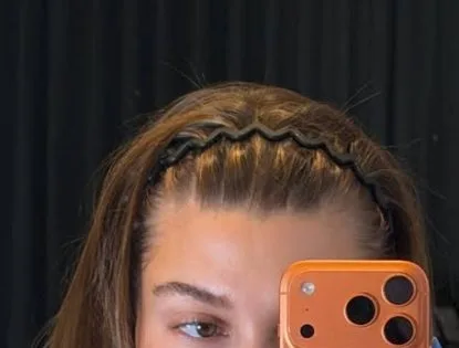 Tiara zigue-zague está de volta: dá para usar sem prejudicar o cabelo?